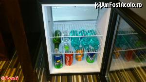 [P12] Frigiderul cu minibar, de sub birou, conține apă, băuturi răcoritoare și bere.  » foto by Costi
 - 
<span class="allrVoted glyphicon glyphicon-heart hidden" id="av686881"></span>
<a class="m-l-10 hidden" id="sv686881" onclick="voting_Foto_DelVot(,686881,2041)" role="button">șterge vot <span class="glyphicon glyphicon-remove"></span></a>
<a id="v9686881" class=" c-red"  onclick="voting_Foto_SetVot(686881)" role="button"><span class="glyphicon glyphicon-heart-empty"></span> <b>LIKE</b> = Votează poza</a> <img class="hidden"  id="f686881W9" src="/imagini/loader.gif" border="0" /><span class="AjErrMes hidden" id="e686881ErM"></span>