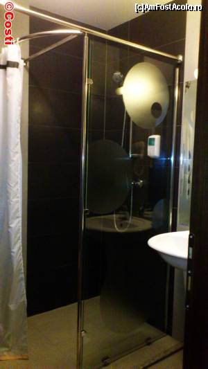 [P14] Cabina de duș largă, cu acces simplu și comod, despărțită de restul băii printr-un perete de sticlă și o perdea.  » foto by Costi
 - 
<span class="allrVoted glyphicon glyphicon-heart hidden" id="av686884"></span>
<a class="m-l-10 hidden" id="sv686884" onclick="voting_Foto_DelVot(,686884,2041)" role="button">șterge vot <span class="glyphicon glyphicon-remove"></span></a>
<a id="v9686884" class=" c-red"  onclick="voting_Foto_SetVot(686884)" role="button"><span class="glyphicon glyphicon-heart-empty"></span> <b>LIKE</b> = Votează poza</a> <img class="hidden"  id="f686884W9" src="/imagini/loader.gif" border="0" /><span class="AjErrMes hidden" id="e686884ErM"></span>