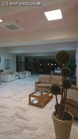 [P01] holul hotelului, iar în plan îndepărtat restaurantul care are deschidere spre piscină şi plajă » foto by lauraned
 - 
<span class="allrVoted glyphicon glyphicon-heart hidden" id="av1115808"></span>
<a class="m-l-10 hidden" id="sv1115808" onclick="voting_Foto_DelVot(,1115808,2114)" role="button">șterge vot <span class="glyphicon glyphicon-remove"></span></a>
<a id="v91115808" class=" c-red"  onclick="voting_Foto_SetVot(1115808)" role="button"><span class="glyphicon glyphicon-heart-empty"></span> <b>LIKE</b> = Votează poza</a> <img class="hidden"  id="f1115808W9" src="/imagini/loader.gif" border="0" /><span class="AjErrMes hidden" id="e1115808ErM"></span>