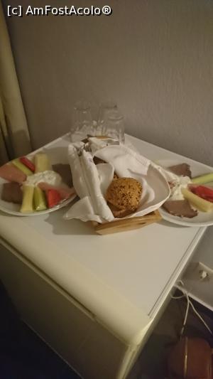 [P02] o bilă albă pt. hotel: cu aceste gustări am fost aşteptaţi, în frigider, întrucât am pierdut prima cină.  » foto by lauraned
 - 
<span class="allrVoted glyphicon glyphicon-heart hidden" id="av1115809"></span>
<a class="m-l-10 hidden" id="sv1115809" onclick="voting_Foto_DelVot(,1115809,2114)" role="button">șterge vot <span class="glyphicon glyphicon-remove"></span></a>
<a id="v91115809" class=" c-red"  onclick="voting_Foto_SetVot(1115809)" role="button"><span class="glyphicon glyphicon-heart-empty"></span> <b>LIKE</b> = Votează poza</a> <img class="hidden"  id="f1115809W9" src="/imagini/loader.gif" border="0" /><span class="AjErrMes hidden" id="e1115809ErM"></span>