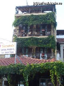[P11] Langa taverna cu scaune albastre » foto by Cristian_h
 - 
<span class="allrVoted glyphicon glyphicon-heart hidden" id="av98676"></span>
<a class="m-l-10 hidden" id="sv98676" onclick="voting_Foto_DelVot(,98676,2124)" role="button">șterge vot <span class="glyphicon glyphicon-remove"></span></a>
<a id="v998676" class=" c-red"  onclick="voting_Foto_SetVot(98676)" role="button"><span class="glyphicon glyphicon-heart-empty"></span> <b>LIKE</b> = Votează poza</a> <img class="hidden"  id="f98676W9" src="/imagini/loader.gif" border="0" /><span class="AjErrMes hidden" id="e98676ErM"></span>
