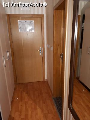 [P07] Hol intrare camera » foto by bigman_1971
 - 
<span class="allrVoted glyphicon glyphicon-heart hidden" id="av964730"></span>
<a class="m-l-10 hidden" id="sv964730" onclick="voting_Foto_DelVot(,964730,2141)" role="button">șterge vot <span class="glyphicon glyphicon-remove"></span></a>
<a id="v9964730" class=" c-red"  onclick="voting_Foto_SetVot(964730)" role="button"><span class="glyphicon glyphicon-heart-empty"></span> <b>LIKE</b> = Votează poza</a> <img class="hidden"  id="f964730W9" src="/imagini/loader.gif" border="0" /><span class="AjErrMes hidden" id="e964730ErM"></span>