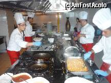 [P80] CDC - Restaurantul Tamarind - armata de bucatari din zona de restaurant cu mancarurile calde. » foto by Horia
 - 
<span class="allrVoted glyphicon glyphicon-heart hidden" id="av152223"></span>
<a class="m-l-10 hidden" id="sv152223" onclick="voting_Foto_DelVot(,152223,2171)" role="button">șterge vot <span class="glyphicon glyphicon-remove"></span></a>
<a id="v9152223" class=" c-red"  onclick="voting_Foto_SetVot(152223)" role="button"><span class="glyphicon glyphicon-heart-empty"></span> <b>LIKE</b> = Votează poza</a> <img class="hidden"  id="f152223W9" src="/imagini/loader.gif" border="0" /><span class="AjErrMes hidden" id="e152223ErM"></span>