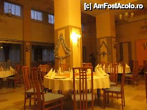 [P18] La restaurant...  » foto by maimutarescu
 - 
<span class="allrVoted glyphicon glyphicon-heart hidden" id="av583843"></span>
<a class="m-l-10 hidden" id="sv583843" onclick="voting_Foto_DelVot(,583843,2189)" role="button">șterge vot <span class="glyphicon glyphicon-remove"></span></a>
<a id="v9583843" class=" c-red"  onclick="voting_Foto_SetVot(583843)" role="button"><span class="glyphicon glyphicon-heart-empty"></span> <b>LIKE</b> = Votează poza</a> <img class="hidden"  id="f583843W9" src="/imagini/loader.gif" border="0" /><span class="AjErrMes hidden" id="e583843ErM"></span>