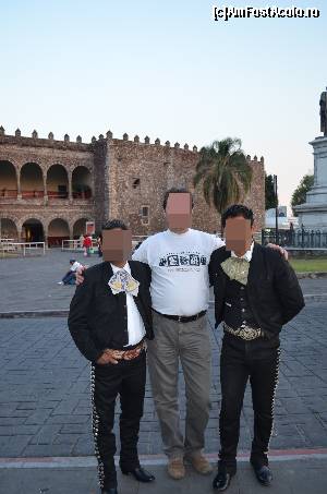 [P18] Cu prietenii mei mariacii în faţa Muzeului Regional Quauhnahuac (Palatul Cortez)  » foto by Vasile S
 - 
<span class="allrVoted glyphicon glyphicon-heart hidden" id="av539245"></span>
<a class="m-l-10 hidden" id="sv539245" onclick="voting_Foto_DelVot(,539245,2210)" role="button">șterge vot <span class="glyphicon glyphicon-remove"></span></a>
<a id="v9539245" class=" c-red"  onclick="voting_Foto_SetVot(539245)" role="button"><span class="glyphicon glyphicon-heart-empty"></span> <b>LIKE</b> = Votează poza</a> <img class="hidden"  id="f539245W9" src="/imagini/loader.gif" border="0" /><span class="AjErrMes hidden" id="e539245ErM"></span>