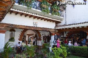 [P25] Un mic bazar cu articole de îmbrăcăminte deosebite, construit în stilul colonial spaniol, cu grizile de lemn aparente, intrările cu arcade şi alte elemente specifice » foto by Vasile S
 - 
<span class="allrVoted glyphicon glyphicon-heart hidden" id="av539279"></span>
<a class="m-l-10 hidden" id="sv539279" onclick="voting_Foto_DelVot(,539279,2210)" role="button">șterge vot <span class="glyphicon glyphicon-remove"></span></a>
<a id="v9539279" class=" c-red"  onclick="voting_Foto_SetVot(539279)" role="button"><span class="glyphicon glyphicon-heart-empty"></span> <b>LIKE</b> = Votează poza</a> <img class="hidden"  id="f539279W9" src="/imagini/loader.gif" border="0" /><span class="AjErrMes hidden" id="e539279ErM"></span>