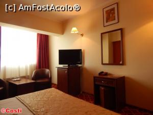 [P10] În imagine se văd biroul de lucru, masa cu TV și minibar și măsuța cu fotolii, principalul mobilier al camerei » foto by Costi
 - 
<span class="allrVoted glyphicon glyphicon-heart hidden" id="av785264"></span>
<a class="m-l-10 hidden" id="sv785264" onclick="voting_Foto_DelVot(,785264,2229)" role="button">șterge vot <span class="glyphicon glyphicon-remove"></span></a>
<a id="v9785264" class=" c-red"  onclick="voting_Foto_SetVot(785264)" role="button"><span class="glyphicon glyphicon-heart-empty"></span> <b>LIKE</b> = Votează poza</a> <img class="hidden"  id="f785264W9" src="/imagini/loader.gif" border="0" /><span class="AjErrMes hidden" id="e785264ErM"></span>
