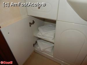 [P19] Dulapul de sub chiuvetă, cu prosoapele. În fiecare zi le găseam așa, de parcă nu aș fi folosit niciun prosop.  » foto by Costi
 - 
<span class="allrVoted glyphicon glyphicon-heart hidden" id="av785273"></span>
<a class="m-l-10 hidden" id="sv785273" onclick="voting_Foto_DelVot(,785273,2229)" role="button">șterge vot <span class="glyphicon glyphicon-remove"></span></a>
<a id="v9785273" class=" c-red"  onclick="voting_Foto_SetVot(785273)" role="button"><span class="glyphicon glyphicon-heart-empty"></span> <b>LIKE</b> = Votează poza</a> <img class="hidden"  id="f785273W9" src="/imagini/loader.gif" border="0" /><span class="AjErrMes hidden" id="e785273ErM"></span>