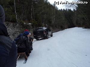 [P14] Erau vreo 4 Jeep-uri de care se legau 3-4 sanii de 4 personae si ne duceau pana la parcarea de sus. Foarte tare.  » foto by vega06
 - 
<span class="allrVoted glyphicon glyphicon-heart hidden" id="av571093"></span>
<a class="m-l-10 hidden" id="sv571093" onclick="voting_Foto_DelVot(,571093,2272)" role="button">șterge vot <span class="glyphicon glyphicon-remove"></span></a>
<a id="v9571093" class=" c-red"  onclick="voting_Foto_SetVot(571093)" role="button"><span class="glyphicon glyphicon-heart-empty"></span> <b>LIKE</b> = Votează poza</a> <img class="hidden"  id="f571093W9" src="/imagini/loader.gif" border="0" /><span class="AjErrMes hidden" id="e571093ErM"></span>