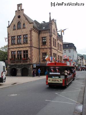 [P02] Primaria din Sankt Goar si trenuletul Burg-Expres, care transporta turistii la castel » foto by ciprian.dima
 - 
<span class="allrVoted glyphicon glyphicon-heart hidden" id="av377895"></span>
<a class="m-l-10 hidden" id="sv377895" onclick="voting_Foto_DelVot(,377895,2278)" role="button">șterge vot <span class="glyphicon glyphicon-remove"></span></a>
<a id="v9377895" class=" c-red"  onclick="voting_Foto_SetVot(377895)" role="button"><span class="glyphicon glyphicon-heart-empty"></span> <b>LIKE</b> = Votează poza</a> <img class="hidden"  id="f377895W9" src="/imagini/loader.gif" border="0" /><span class="AjErrMes hidden" id="e377895ErM"></span>