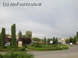 [P02] Sensul giratoriu din apropierea hotelului, punct de reper, statuia lui Iancu de Hunedoara » foto by krondia*
 - 
<span class="allrVoted glyphicon glyphicon-heart hidden" id="av853075"></span>
<a class="m-l-10 hidden" id="sv853075" onclick="voting_Foto_DelVot(,853075,2279)" role="button">șterge vot <span class="glyphicon glyphicon-remove"></span></a>
<a id="v9853075" class=" c-red"  onclick="voting_Foto_SetVot(853075)" role="button"><span class="glyphicon glyphicon-heart-empty"></span> <b>LIKE</b> = Votează poza</a> <img class="hidden"  id="f853075W9" src="/imagini/loader.gif" border="0" /><span class="AjErrMes hidden" id="e853075ErM"></span>