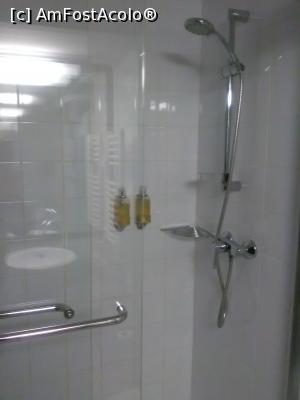[P02] Cabina de dus, cu geam culisant transparent. Se observa si dozatoarele cu gel de dus si sampon » foto by nightwish
 - 
<span class="allrVoted glyphicon glyphicon-heart hidden" id="av821536"></span>
<a class="m-l-10 hidden" id="sv821536" onclick="voting_Foto_DelVot(,821536,2295)" role="button">șterge vot <span class="glyphicon glyphicon-remove"></span></a>
<a id="v9821536" class=" c-red"  onclick="voting_Foto_SetVot(821536)" role="button"><span class="glyphicon glyphicon-heart-empty"></span> <b>LIKE</b> = Votează poza</a> <img class="hidden"  id="f821536W9" src="/imagini/loader.gif" border="0" /><span class="AjErrMes hidden" id="e821536ErM"></span>
