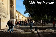 [P18] Patio de los Nranjos, in stanga, pe unde sunt mai multi turisti, se afla casele de bilete.  » foto by ariciu*
 - 
<span class="allrVoted glyphicon glyphicon-heart hidden" id="av494634"></span>
<a class="m-l-10 hidden" id="sv494634" onclick="voting_Foto_DelVot(,494634,2304)" role="button">șterge vot <span class="glyphicon glyphicon-remove"></span></a>
<a id="v9494634" class=" c-red"  onclick="voting_Foto_SetVot(494634)" role="button"><span class="glyphicon glyphicon-heart-empty"></span> <b>LIKE</b> = Votează poza</a> <img class="hidden"  id="f494634W9" src="/imagini/loader.gif" border="0" /><span class="AjErrMes hidden" id="e494634ErM"></span>