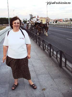 [P31] Pe Puente San Rafael ne-am întâlnit cu trăsuri care duceau dansatoarele de flamenco, în ţinute speciale, la un local din oraşul vechi - din păcate au schiţat câţiva paşi de dans prea puţin timp pentru a le putea fotografia.  » foto by Carmen Ion
 - 
<span class="allrVoted glyphicon glyphicon-heart hidden" id="av608711"></span>
<a class="m-l-10 hidden" id="sv608711" onclick="voting_Foto_DelVot(,608711,2304)" role="button">șterge vot <span class="glyphicon glyphicon-remove"></span></a>
<a id="v9608711" class=" c-red"  onclick="voting_Foto_SetVot(608711)" role="button"><span class="glyphicon glyphicon-heart-empty"></span> <b>LIKE</b> = Votează poza</a> <img class="hidden"  id="f608711W9" src="/imagini/loader.gif" border="0" /><span class="AjErrMes hidden" id="e608711ErM"></span>