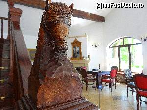 [P09] altă imagine dinspre recepţie, cu un căluţ sculptat în prim plan. aceeaşi siluetă a căluţului se găseşte peste tot prin complex...  » foto by vasilica
 - 
<span class="allrVoted glyphicon glyphicon-heart hidden" id="av508634"></span>
<a class="m-l-10 hidden" id="sv508634" onclick="voting_Foto_DelVot(,508634,2327)" role="button">șterge vot <span class="glyphicon glyphicon-remove"></span></a>
<a id="v9508634" class=" c-red"  onclick="voting_Foto_SetVot(508634)" role="button"><span class="glyphicon glyphicon-heart-empty"></span> <b>LIKE</b> = Votează poza</a> <img class="hidden"  id="f508634W9" src="/imagini/loader.gif" border="0" /><span class="AjErrMes hidden" id="e508634ErM"></span>