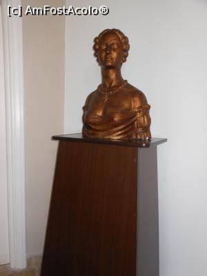 [P18] Sângeorgiu de Pădure - Castelul Rhédey. Bust Claudia Rhédey. » foto by iulianic
 - 
<span class="allrVoted glyphicon glyphicon-heart hidden" id="av1373915"></span>
<a class="m-l-10 hidden" id="sv1373915" onclick="voting_Foto_DelVot(,1373915,2330)" role="button">șterge vot <span class="glyphicon glyphicon-remove"></span></a>
<a id="v91373915" class=" c-red"  onclick="voting_Foto_SetVot(1373915)" role="button"><span class="glyphicon glyphicon-heart-empty"></span> <b>LIKE</b> = Votează poza</a> <img class="hidden"  id="f1373915W9" src="/imagini/loader.gif" border="0" /><span class="AjErrMes hidden" id="e1373915ErM"></span>