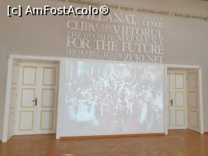 [P12] Pe unul dintre peretii altei incaperi este proiectat filmul balului unde s-au cunocut, dar si al plimbarilor pe cal pe care ea le adora. » foto by geani anto
 - 
<span class="allrVoted glyphicon glyphicon-heart hidden" id="av1211969"></span>
<a class="m-l-10 hidden" id="sv1211969" onclick="voting_Foto_DelVot(,1211969,2330)" role="button">șterge vot <span class="glyphicon glyphicon-remove"></span></a>
<a id="v91211969" class=" c-red"  onclick="voting_Foto_SetVot(1211969)" role="button"><span class="glyphicon glyphicon-heart-empty"></span> <b>LIKE</b> = Votează poza</a> <img class="hidden"  id="f1211969W9" src="/imagini/loader.gif" border="0" /><span class="AjErrMes hidden" id="e1211969ErM"></span>