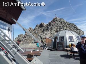 [P28] Micutul restaurant de la 3330m iar in spate piscul spre care se urca pe jos.  » foto by kikiritzi
 - 
<span class="allrVoted glyphicon glyphicon-heart hidden" id="av900034"></span>
<a class="m-l-10 hidden" id="sv900034" onclick="voting_Foto_DelVot(,900034,2363)" role="button">șterge vot <span class="glyphicon glyphicon-remove"></span></a>
<a id="v9900034" class=" c-red"  onclick="voting_Foto_SetVot(900034)" role="button"><span class="glyphicon glyphicon-heart-empty"></span> <b>LIKE</b> = Votează poza</a> <img class="hidden"  id="f900034W9" src="/imagini/loader.gif" border="0" /><span class="AjErrMes hidden" id="e900034ErM"></span>