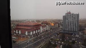 [P08] Hotel Ramada Sibiu - imagine din cameră cu Hotelul Ibis si vechiul centru comercial în dreapta.  » foto by danoradea
 - 
<span class="allrVoted glyphicon glyphicon-heart hidden" id="av575791"></span>
<a class="m-l-10 hidden" id="sv575791" onclick="voting_Foto_DelVot(,575791,2392)" role="button">șterge vot <span class="glyphicon glyphicon-remove"></span></a>
<a id="v9575791" class=" c-red"  onclick="voting_Foto_SetVot(575791)" role="button"><span class="glyphicon glyphicon-heart-empty"></span> <b>LIKE</b> = Votează poza</a> <img class="hidden"  id="f575791W9" src="/imagini/loader.gif" border="0" /><span class="AjErrMes hidden" id="e575791ErM"></span>