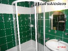 [P28] o parte din baia cu cabina de dus » foto by cosminp
 - 
<span class="allrVoted glyphicon glyphicon-heart hidden" id="av102744"></span>
<a class="m-l-10 hidden" id="sv102744" onclick="voting_Foto_DelVot(,102744,2426)" role="button">șterge vot <span class="glyphicon glyphicon-remove"></span></a>
<a id="v9102744" class=" c-red"  onclick="voting_Foto_SetVot(102744)" role="button"><span class="glyphicon glyphicon-heart-empty"></span> <b>LIKE</b> = Votează poza</a> <img class="hidden"  id="f102744W9" src="/imagini/loader.gif" border="0" /><span class="AjErrMes hidden" id="e102744ErM"></span>