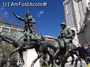 [P11] Cel mai important obiectiv din Plaza de Espana este monumentul inchinat memoriei lui Miguel de Cervantes, autor al povestii lui Don Quixote de la Mancha si credinciosului sau insotitor Sancho Panza, poveste cunoscuta in toata lumea.  » foto by balasa violeta
 - 
<span class="allrVoted glyphicon glyphicon-heart hidden" id="av742352"></span>
<a class="m-l-10 hidden" id="sv742352" onclick="voting_Foto_DelVot(,742352,2442)" role="button">șterge vot <span class="glyphicon glyphicon-remove"></span></a>
<a id="v9742352" class=" c-red"  onclick="voting_Foto_SetVot(742352)" role="button"><span class="glyphicon glyphicon-heart-empty"></span> <b>LIKE</b> = Votează poza</a> <img class="hidden"  id="f742352W9" src="/imagini/loader.gif" border="0" /><span class="AjErrMes hidden" id="e742352ErM"></span>