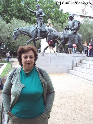 [P18] Grupul statuar din PLaza de Espana înfăţişânsu-i pe Don Quijote călare pe cal şi pe umilul Sancho Panza pe un măgăruş.  » foto by Carmen Ion
 - 
<span class="allrVoted glyphicon glyphicon-heart hidden" id="av612944"></span>
<a class="m-l-10 hidden" id="sv612944" onclick="voting_Foto_DelVot(,612944,2442)" role="button">șterge vot <span class="glyphicon glyphicon-remove"></span></a>
<a id="v9612944" class=" c-red"  onclick="voting_Foto_SetVot(612944)" role="button"><span class="glyphicon glyphicon-heart-empty"></span> <b>LIKE</b> = Votează poza</a> <img class="hidden"  id="f612944W9" src="/imagini/loader.gif" border="0" /><span class="AjErrMes hidden" id="e612944ErM"></span>