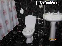 [P03] baia - banderole cu 'dezinfectat' amplasate atat pe toaleta cat si chiuveta. Faianta neagra si chit rosturi roz. » foto by C.Todi
 - 
<span class="allrVoted glyphicon glyphicon-heart hidden" id="av181956"></span>
<a class="m-l-10 hidden" id="sv181956" onclick="voting_Foto_DelVot(,181956,2466)" role="button">șterge vot <span class="glyphicon glyphicon-remove"></span></a>
<a id="v9181956" class=" c-red"  onclick="voting_Foto_SetVot(181956)" role="button"><span class="glyphicon glyphicon-heart-empty"></span> <b>LIKE</b> = Votează poza</a> <img class="hidden"  id="f181956W9" src="/imagini/loader.gif" border="0" /><span class="AjErrMes hidden" id="e181956ErM"></span>