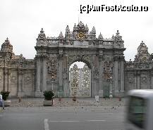 [P01] Poarta Palatului Dolmabahce, o minunatie arhitecturala. » foto by bose
 - 
<span class="allrVoted glyphicon glyphicon-heart hidden" id="av141470"></span>
<a class="m-l-10 hidden" id="sv141470" onclick="voting_Foto_DelVot(,141470,2468)" role="button">șterge vot <span class="glyphicon glyphicon-remove"></span></a>
<a id="v9141470" class=" c-red"  onclick="voting_Foto_SetVot(141470)" role="button"><span class="glyphicon glyphicon-heart-empty"></span> <b>LIKE</b> = Votează poza</a> <img class="hidden"  id="f141470W9" src="/imagini/loader.gif" border="0" /><span class="AjErrMes hidden" id="e141470ErM"></span>