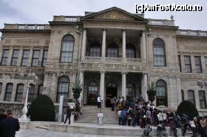 [P14] Intrarea in Palatul Dolmabahce. Cozile erau diferentiate pentru vorbitorii de limba turca si pentru straini iar accesul se facea la ore fixate cu ghid in diferite limbi.  » foto by alunelu69
 - 
<span class="allrVoted glyphicon glyphicon-heart hidden" id="av508650"></span>
<a class="m-l-10 hidden" id="sv508650" onclick="voting_Foto_DelVot(,508650,2468)" role="button">șterge vot <span class="glyphicon glyphicon-remove"></span></a>
<a id="v9508650" class=" c-red"  onclick="voting_Foto_SetVot(508650)" role="button"><span class="glyphicon glyphicon-heart-empty"></span> <b>LIKE</b> = Votează poza</a> <img class="hidden"  id="f508650W9" src="/imagini/loader.gif" border="0" /><span class="AjErrMes hidden" id="e508650ErM"></span>