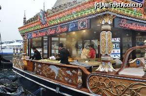 [P26] Vaporasul ornat sclipitor din zona Eminonu unde se serveste deliciosul sandwich de macrou. Bes (5) liraaaaaaa... » foto by alunelu69
 - 
<span class="allrVoted glyphicon glyphicon-heart hidden" id="av508662"></span>
<a class="m-l-10 hidden" id="sv508662" onclick="voting_Foto_DelVot(,508662,2468)" role="button">șterge vot <span class="glyphicon glyphicon-remove"></span></a>
<a id="v9508662" class=" c-red"  onclick="voting_Foto_SetVot(508662)" role="button"><span class="glyphicon glyphicon-heart-empty"></span> <b>LIKE</b> = Votează poza</a> <img class="hidden"  id="f508662W9" src="/imagini/loader.gif" border="0" /><span class="AjErrMes hidden" id="e508662ErM"></span>