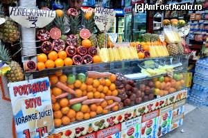 [P30] Toneta cu fresh de fructe si preturile afisate. Mai scumpe in zonele adiacente Grand Si Spice Bazar si din ce in ce mai ieftine in zonele mai indepartate. Recomand.  » foto by alunelu69
 - 
<span class="allrVoted glyphicon glyphicon-heart hidden" id="av508667"></span>
<a class="m-l-10 hidden" id="sv508667" onclick="voting_Foto_DelVot(,508667,2468)" role="button">șterge vot <span class="glyphicon glyphicon-remove"></span></a>
<a id="v9508667" class=" c-red"  onclick="voting_Foto_SetVot(508667)" role="button"><span class="glyphicon glyphicon-heart-empty"></span> <b>LIKE</b> = Votează poza</a> <img class="hidden"  id="f508667W9" src="/imagini/loader.gif" border="0" /><span class="AjErrMes hidden" id="e508667ErM"></span>