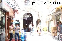 [P9x] una din multitudinile de intrari in grand bazar » foto by calingolea
 - 
<span class="allrVoted glyphicon glyphicon-heart hidden" id="av22596"></span>
<a class="m-l-10 hidden" id="sv22596" onclick="voting_Foto_DelVot(,22596,2468)" role="button">șterge vot <span class="glyphicon glyphicon-remove"></span></a>
<a id="v922596" class=" c-red"  onclick="voting_Foto_SetVot(22596)" role="button"><span class="glyphicon glyphicon-heart-empty"></span> <b>LIKE</b> = Votează poza</a> <img class="hidden"  id="f22596W9" src="/imagini/loader.gif" border="0" /><span class="AjErrMes hidden" id="e22596ErM"></span>