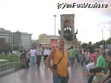 [P10x] Piata Taksim » foto by mcosmin
 - 
<span class="allrVoted glyphicon glyphicon-heart hidden" id="av28454"></span>
<a class="m-l-10 hidden" id="sv28454" onclick="voting_Foto_DelVot(,28454,2468)" role="button">șterge vot <span class="glyphicon glyphicon-remove"></span></a>
<a id="v928454" class=" c-red"  onclick="voting_Foto_SetVot(28454)" role="button"><span class="glyphicon glyphicon-heart-empty"></span> <b>LIKE</b> = Votează poza</a> <img class="hidden"  id="f28454W9" src="/imagini/loader.gif" border="0" /><span class="AjErrMes hidden" id="e28454ErM"></span>