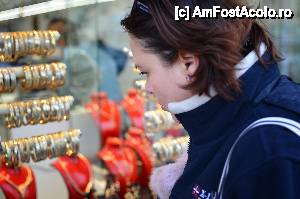 [P06] Dana, privind aurul din vitrine » foto by fotonicu
 - 
<span class="allrVoted glyphicon glyphicon-heart hidden" id="av394926"></span>
<a class="m-l-10 hidden" id="sv394926" onclick="voting_Foto_DelVot(,394926,2468)" role="button">șterge vot <span class="glyphicon glyphicon-remove"></span></a>
<a id="v9394926" class=" c-red"  onclick="voting_Foto_SetVot(394926)" role="button"><span class="glyphicon glyphicon-heart-empty"></span> <b>LIKE</b> = Votează poza</a> <img class="hidden"  id="f394926W9" src="/imagini/loader.gif" border="0" /><span class="AjErrMes hidden" id="e394926ErM"></span>