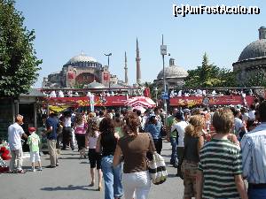 [P08] Cupluri de tineri căsătoriţi veniţi cu busul turistic în Piaţa Sultanahmet » foto by Carmen Ion
 - 
<span class="allrVoted glyphicon glyphicon-heart hidden" id="av565527"></span>
<a class="m-l-10 hidden" id="sv565527" onclick="voting_Foto_DelVot(,565527,2468)" role="button">șterge vot <span class="glyphicon glyphicon-remove"></span></a>
<a id="v9565527" class=" c-red"  onclick="voting_Foto_SetVot(565527)" role="button"><span class="glyphicon glyphicon-heart-empty"></span> <b>LIKE</b> = Votează poza</a> <img class="hidden"  id="f565527W9" src="/imagini/loader.gif" border="0" /><span class="AjErrMes hidden" id="e565527ErM"></span>