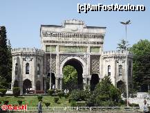[P10] La aşa universitate, aşa poartă monumentală: poarta de intrare în campusul Univesităţii Istanbul.  » foto by Costi
 - 
<span class="allrVoted glyphicon glyphicon-heart hidden" id="av420125"></span>
<a class="m-l-10 hidden" id="sv420125" onclick="voting_Foto_DelVot(,420125,2468)" role="button">șterge vot <span class="glyphicon glyphicon-remove"></span></a>
<a id="v9420125" class=" c-red"  onclick="voting_Foto_SetVot(420125)" role="button"><span class="glyphicon glyphicon-heart-empty"></span> <b>LIKE</b> = Votează poza</a> <img class="hidden"  id="f420125W9" src="/imagini/loader.gif" border="0" /><span class="AjErrMes hidden" id="e420125ErM"></span>