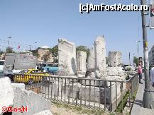 [P05] Ruinele Arcului lui Theodosius. Se vede treaba că turcii apreciază nu numai vestigiile propriei civilizaţii, dar şi pe cele anterioare acesteia.  » foto by Costi
 - 
<span class="allrVoted glyphicon glyphicon-heart hidden" id="av420120"></span>
<a class="m-l-10 hidden" id="sv420120" onclick="voting_Foto_DelVot(,420120,2468)" role="button">șterge vot <span class="glyphicon glyphicon-remove"></span></a>
<a id="v9420120" class=" c-red"  onclick="voting_Foto_SetVot(420120)" role="button"><span class="glyphicon glyphicon-heart-empty"></span> <b>LIKE</b> = Votează poza</a> <img class="hidden"  id="f420120W9" src="/imagini/loader.gif" border="0" /><span class="AjErrMes hidden" id="e420120ErM"></span>