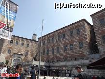 [P06] Simkeshane, lângă ruinele arcului lui Theodosius, o clădire datând din din perioada imediat următoare cuceririi Constantinopolului de către turci. Aici au fost bătute primele monede otomane.  » foto by Costi
 - 
<span class="allrVoted glyphicon glyphicon-heart hidden" id="av420121"></span>
<a class="m-l-10 hidden" id="sv420121" onclick="voting_Foto_DelVot(,420121,2468)" role="button">șterge vot <span class="glyphicon glyphicon-remove"></span></a>
<a id="v9420121" class=" c-red"  onclick="voting_Foto_SetVot(420121)" role="button"><span class="glyphicon glyphicon-heart-empty"></span> <b>LIKE</b> = Votează poza</a> <img class="hidden"  id="f420121W9" src="/imagini/loader.gif" border="0" /><span class="AjErrMes hidden" id="e420121ErM"></span>