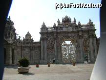 [P30] Intrarea la Palatul Dolmabahce, fotografie din mersul masinii. » foto by costin1968
 - 
<span class="allrVoted glyphicon glyphicon-heart hidden" id="av77136"></span>
<a class="m-l-10 hidden" id="sv77136" onclick="voting_Foto_DelVot(,77136,2468)" role="button">șterge vot <span class="glyphicon glyphicon-remove"></span></a>
<a id="v977136" class=" c-red"  onclick="voting_Foto_SetVot(77136)" role="button"><span class="glyphicon glyphicon-heart-empty"></span> <b>LIKE</b> = Votează poza</a> <img class="hidden"  id="f77136W9" src="/imagini/loader.gif" border="0" /><span class="AjErrMes hidden" id="e77136ErM"></span>