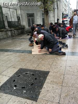 [P20] O imagine care spune totul. În moschee nu mai erau locuri dar ei se roagă și în ploaie afara. Respect maxim.  » foto by M'Liviu
 - 
<span class="allrVoted glyphicon glyphicon-heart hidden" id="av1123113"></span>
<a class="m-l-10 hidden" id="sv1123113" onclick="voting_Foto_DelVot(,1123113,2468)" role="button">șterge vot <span class="glyphicon glyphicon-remove"></span></a>
<a id="v91123113" class=" c-red"  onclick="voting_Foto_SetVot(1123113)" role="button"><span class="glyphicon glyphicon-heart-empty"></span> <b>LIKE</b> = Votează poza</a> <img class="hidden"  id="f1123113W9" src="/imagini/loader.gif" border="0" /><span class="AjErrMes hidden" id="e1123113ErM"></span>