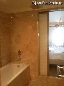 [P10] Baia din dormitorul principal, acel wet room, cu dusul interesant din tavan si peretele de sticla spre camera » foto by extramona
 - 
<span class="allrVoted glyphicon glyphicon-heart hidden" id="av92247"></span>
<a class="m-l-10 hidden" id="sv92247" onclick="voting_Foto_DelVot(,92247,2494)" role="button">șterge vot <span class="glyphicon glyphicon-remove"></span></a>
<a id="v992247" class=" c-red"  onclick="voting_Foto_SetVot(92247)" role="button"><span class="glyphicon glyphicon-heart-empty"></span> <b>LIKE</b> = Votează poza</a> <img class="hidden"  id="f92247W9" src="/imagini/loader.gif" border="0" /><span class="AjErrMes hidden" id="e92247ErM"></span>