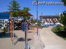 [P11] Locul de oaca pentru copii, in fundal piscina copiilor, chiar in fata bungalow-ului in care am fost cazati » foto by extramona
 - 
<span class="allrVoted glyphicon glyphicon-heart hidden" id="av92248"></span>
<a class="m-l-10 hidden" id="sv92248" onclick="voting_Foto_DelVot(,92248,2494)" role="button">șterge vot <span class="glyphicon glyphicon-remove"></span></a>
<a id="v992248" class=" c-red"  onclick="voting_Foto_SetVot(92248)" role="button"><span class="glyphicon glyphicon-heart-empty"></span> <b>LIKE</b> = Votează poza</a> <img class="hidden"  id="f92248W9" src="/imagini/loader.gif" border="0" /><span class="AjErrMes hidden" id="e92248ErM"></span>