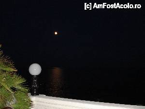 [P52] luna văzută de pe terasa de la Royal Bay » foto by nicole33
 - 
<span class="allrVoted glyphicon glyphicon-heart hidden" id="av406265"></span>
<a class="m-l-10 hidden" id="sv406265" onclick="voting_Foto_DelVot(,406265,2498)" role="button">șterge vot <span class="glyphicon glyphicon-remove"></span></a>
<a id="v9406265" class=" c-red"  onclick="voting_Foto_SetVot(406265)" role="button"><span class="glyphicon glyphicon-heart-empty"></span> <b>LIKE</b> = Votează poza</a> <img class="hidden"  id="f406265W9" src="/imagini/loader.gif" border="0" /><span class="AjErrMes hidden" id="e406265ErM"></span>