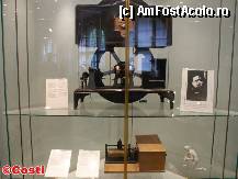 [P40] Primul sistem de televiziune, pus la punct de scoţianul John Baird şi alături prima fotografie transmisă cu acest siste, care avea doar 30 de linii. Pentru comparaţie, sistemele HDTV actuale au 1125 de linii. » foto by Costi
 - 
<span class="allrVoted glyphicon glyphicon-heart hidden" id="av288714"></span>
<a class="m-l-10 hidden" id="sv288714" onclick="voting_Foto_DelVot(,288714,2504)" role="button">șterge vot <span class="glyphicon glyphicon-remove"></span></a>
<a id="v9288714" class=" c-red"  onclick="voting_Foto_SetVot(288714)" role="button"><span class="glyphicon glyphicon-heart-empty"></span> <b>LIKE</b> = Votează poza</a> <img class="hidden"  id="f288714W9" src="/imagini/loader.gif" border="0" /><span class="AjErrMes hidden" id="e288714ErM"></span>