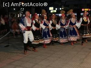 [P10] Bulgaroaicele cu maturi in cap dansand la festival.  » foto by MANDOX
 - 
<span class="allrVoted glyphicon glyphicon-heart hidden" id="av1090805"></span>
<a class="m-l-10 hidden" id="sv1090805" onclick="voting_Foto_DelVot(,1090805,2520)" role="button">șterge vot <span class="glyphicon glyphicon-remove"></span></a>
<a id="v91090805" class=" c-red"  onclick="voting_Foto_SetVot(1090805)" role="button"><span class="glyphicon glyphicon-heart-empty"></span> <b>LIKE</b> = Votează poza</a> <img class="hidden"  id="f1090805W9" src="/imagini/loader.gif" border="0" /><span class="AjErrMes hidden" id="e1090805ErM"></span>