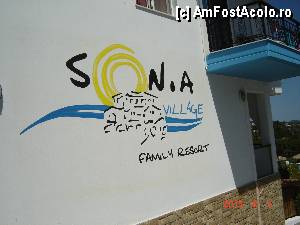 [P46] emlema resortului SONIA VILLAGE, FAMILY RESORT... si asa a fost, marea majoritate erau parinti cu copilasi » foto by hlli
 - 
<span class="allrVoted glyphicon glyphicon-heart hidden" id="av425005"></span>
<a class="m-l-10 hidden" id="sv425005" onclick="voting_Foto_DelVot(,425005,2570)" role="button">șterge vot <span class="glyphicon glyphicon-remove"></span></a>
<a id="v9425005" class=" c-red"  onclick="voting_Foto_SetVot(425005)" role="button"><span class="glyphicon glyphicon-heart-empty"></span> <b>LIKE</b> = Votează poza</a> <img class="hidden"  id="f425005W9" src="/imagini/loader.gif" border="0" /><span class="AjErrMes hidden" id="e425005ErM"></span>