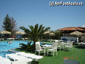 [P51] piscina vazuta din alt unghi, scunele de la mese erau mai confortabile decat sezlongurile » foto by hlli
 - 
<span class="allrVoted glyphicon glyphicon-heart hidden" id="av425013"></span>
<a class="m-l-10 hidden" id="sv425013" onclick="voting_Foto_DelVot(,425013,2570)" role="button">șterge vot <span class="glyphicon glyphicon-remove"></span></a>
<a id="v9425013" class=" c-red"  onclick="voting_Foto_SetVot(425013)" role="button"><span class="glyphicon glyphicon-heart-empty"></span> <b>LIKE</b> = Votează poza</a> <img class="hidden"  id="f425013W9" src="/imagini/loader.gif" border="0" /><span class="AjErrMes hidden" id="e425013ErM"></span>