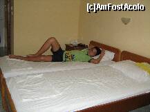 [P34] Imagine din camera hotelului Sonia.O camera simpla, curata, cu tot ce trebuie unor persoane dornice sa vada, sa calatoreasca, nu sa-si petreaca vacanta in hotel! A se face abstractie de ocupantul patului, ostenit dupa o zi de colindat prin minunatele locuri de pe Sithonia! » foto by pitic25
 - 
<span class="allrVoted glyphicon glyphicon-heart hidden" id="av211535"></span>
<a class="m-l-10 hidden" id="sv211535" onclick="voting_Foto_DelVot(,211535,2570)" role="button">șterge vot <span class="glyphicon glyphicon-remove"></span></a>
<a id="v9211535" class=" c-red"  onclick="voting_Foto_SetVot(211535)" role="button"><span class="glyphicon glyphicon-heart-empty"></span> <b>LIKE</b> = Votează poza</a> <img class="hidden"  id="f211535W9" src="/imagini/loader.gif" border="0" /><span class="AjErrMes hidden" id="e211535ErM"></span>