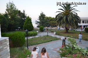 [P31] In fata hotelului. In dreapta este restaurantul, in planul doi se vede marea.  » foto by Basy
 - 
<span class="allrVoted glyphicon glyphicon-heart hidden" id="av342936"></span>
<a class="m-l-10 hidden" id="sv342936" onclick="voting_Foto_DelVot(,342936,2585)" role="button">șterge vot <span class="glyphicon glyphicon-remove"></span></a>
<a id="v9342936" class=" c-red"  onclick="voting_Foto_SetVot(342936)" role="button"><span class="glyphicon glyphicon-heart-empty"></span> <b>LIKE</b> = Votează poza</a> <img class="hidden"  id="f342936W9" src="/imagini/loader.gif" border="0" /><span class="AjErrMes hidden" id="e342936ErM"></span>