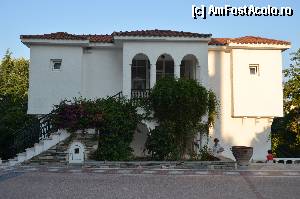 [P08] Una dintre unitatile de cazare de langa hotel. La parterul din partea opusa este taverna si locul de joaca pentru copii.  » foto by Basy
 - 
<span class="allrVoted glyphicon glyphicon-heart hidden" id="av342909"></span>
<a class="m-l-10 hidden" id="sv342909" onclick="voting_Foto_DelVot(,342909,2585)" role="button">șterge vot <span class="glyphicon glyphicon-remove"></span></a>
<a id="v9342909" class=" c-red"  onclick="voting_Foto_SetVot(342909)" role="button"><span class="glyphicon glyphicon-heart-empty"></span> <b>LIKE</b> = Votează poza</a> <img class="hidden"  id="f342909W9" src="/imagini/loader.gif" border="0" /><span class="AjErrMes hidden" id="e342909ErM"></span>